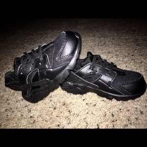 Nike Huaraches (NWOT)